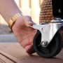 Detailaufnahme: Bremse am Rad des Axi Kühlwagen Retro 76l. Kühlbox mit Feststellbremse.