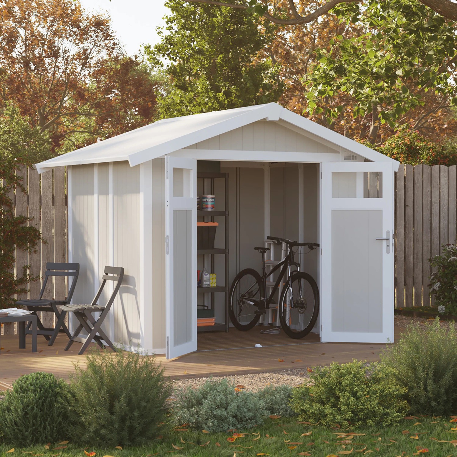 Grosfillex Gerätehaus Utility 4,9 in Graugrün mit Doppeltür, Fahrrad und Regal im Inneren.