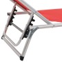Detailansicht: Klappbare Sonnenliege mit Aluminiumgestell und rotem Textilene-Bezug.