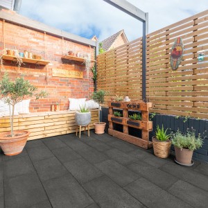 Verlegte Diephaus Gehwegplatten Anthrazit 60x40 cm mit Fase auf einer Terrasse.