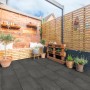 Verlegte Diephaus Gehwegplatten Anthrazit 60x40 cm mit Fase auf einer Terrasse.