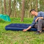 Bestway Luftmatratze Queen Size, dunkelblau, im Einsatz beim Camping. Bequeme Gästematratze.