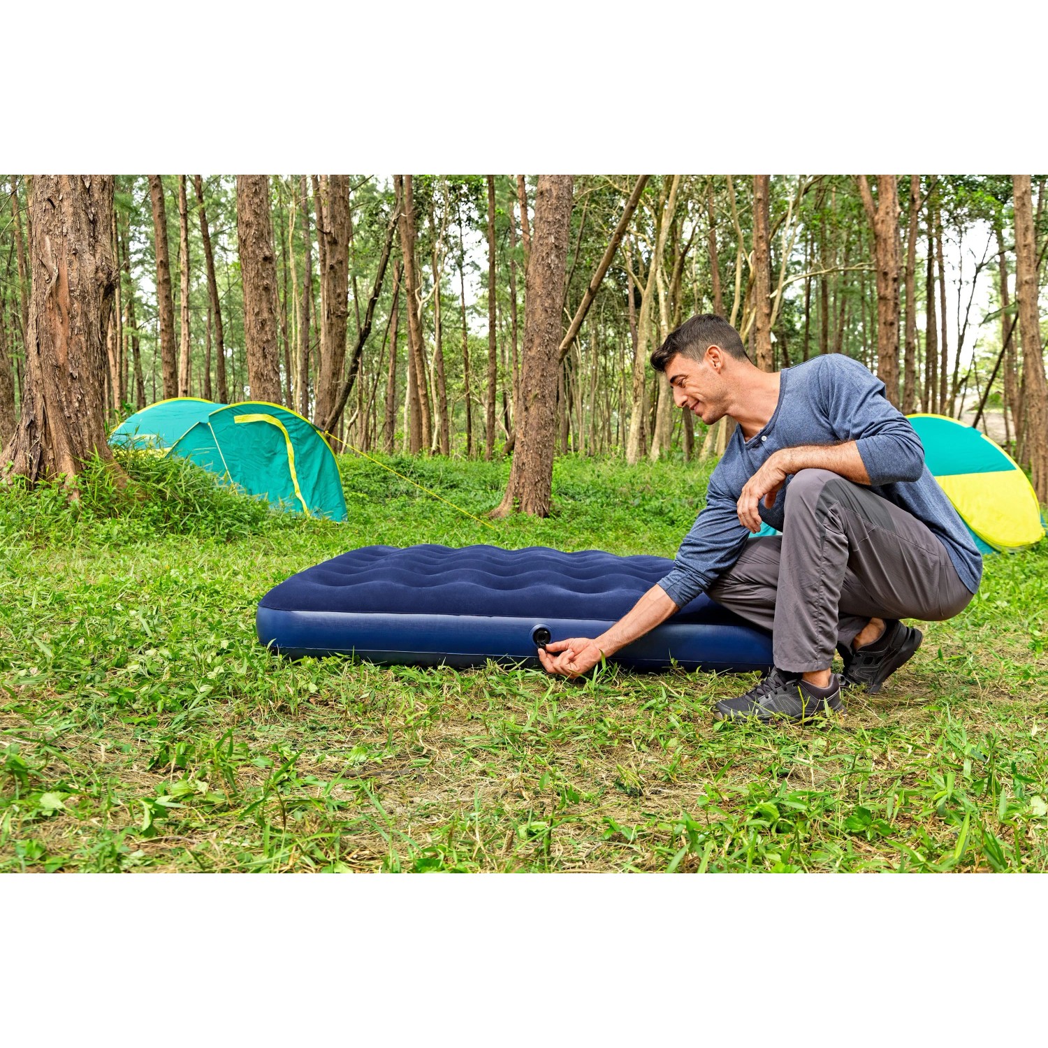Bestway Luftmatratze Queen Size, dunkelblau, im Einsatz beim Camping. Bequeme Gästematratze.