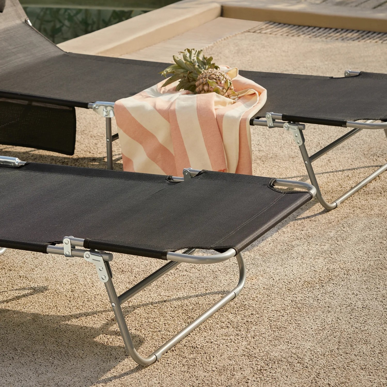 2er Set schwarze Gartenliegen mit Sonnendach und Kopfkissen. Metallgestell, klappbar.