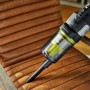 Ryobi Akku-Staubsauger RASV18BL-0 beim Reinigen eines braunen Ledersessels.