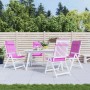 Vier rosa Hochlehner-Auflagen aus Oxford-Gewebe auf weißen Gartenstühlen auf einer Terrasse. Komfortable Sitzkissen für Gartenmöbel.