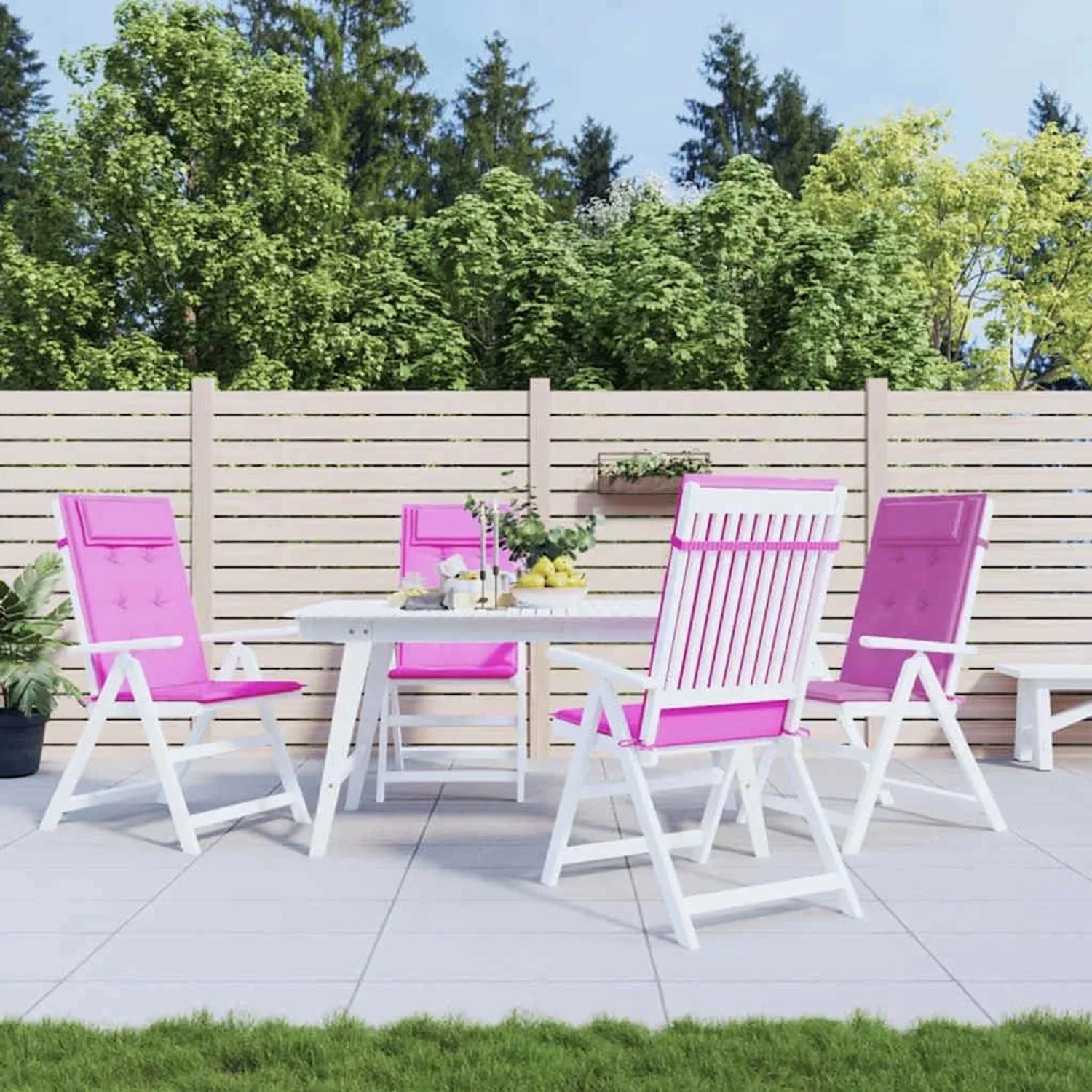 Vier rosa Hochlehner-Auflagen aus Oxford-Gewebe auf weißen Gartenstühlen auf einer Terrasse. Komfortable Sitzkissen für Gartenmöbel.