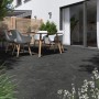 Terrassenplatten Feinsteinzeug Vero in Steinoptik Anthrazit, 50x100 cm, auf Terrasse mit Gartenmöbeln.