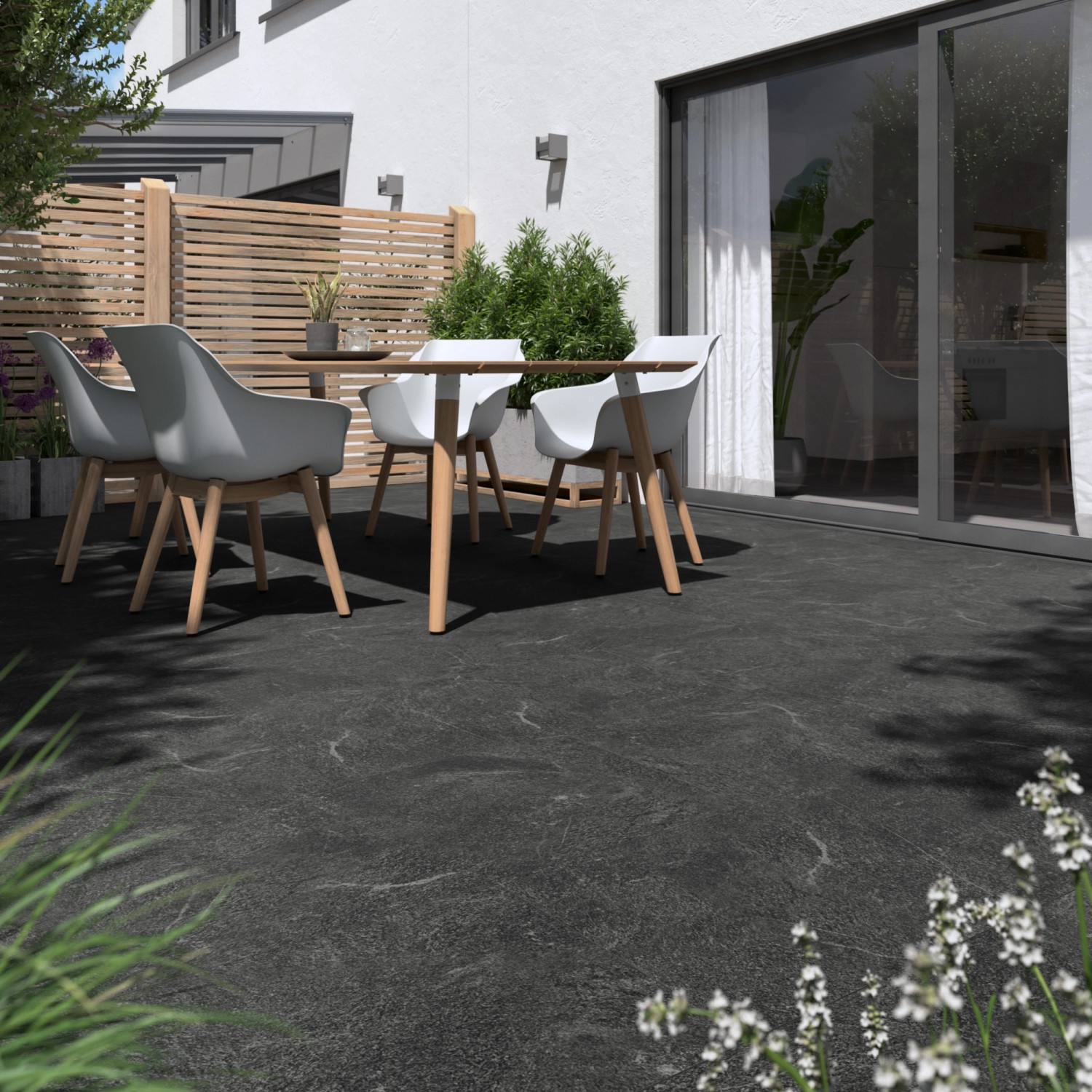 Terrassenplatten Feinsteinzeug Vero in Steinoptik Anthrazit, 50x100 cm, auf Terrasse mit Gartenmöbeln.