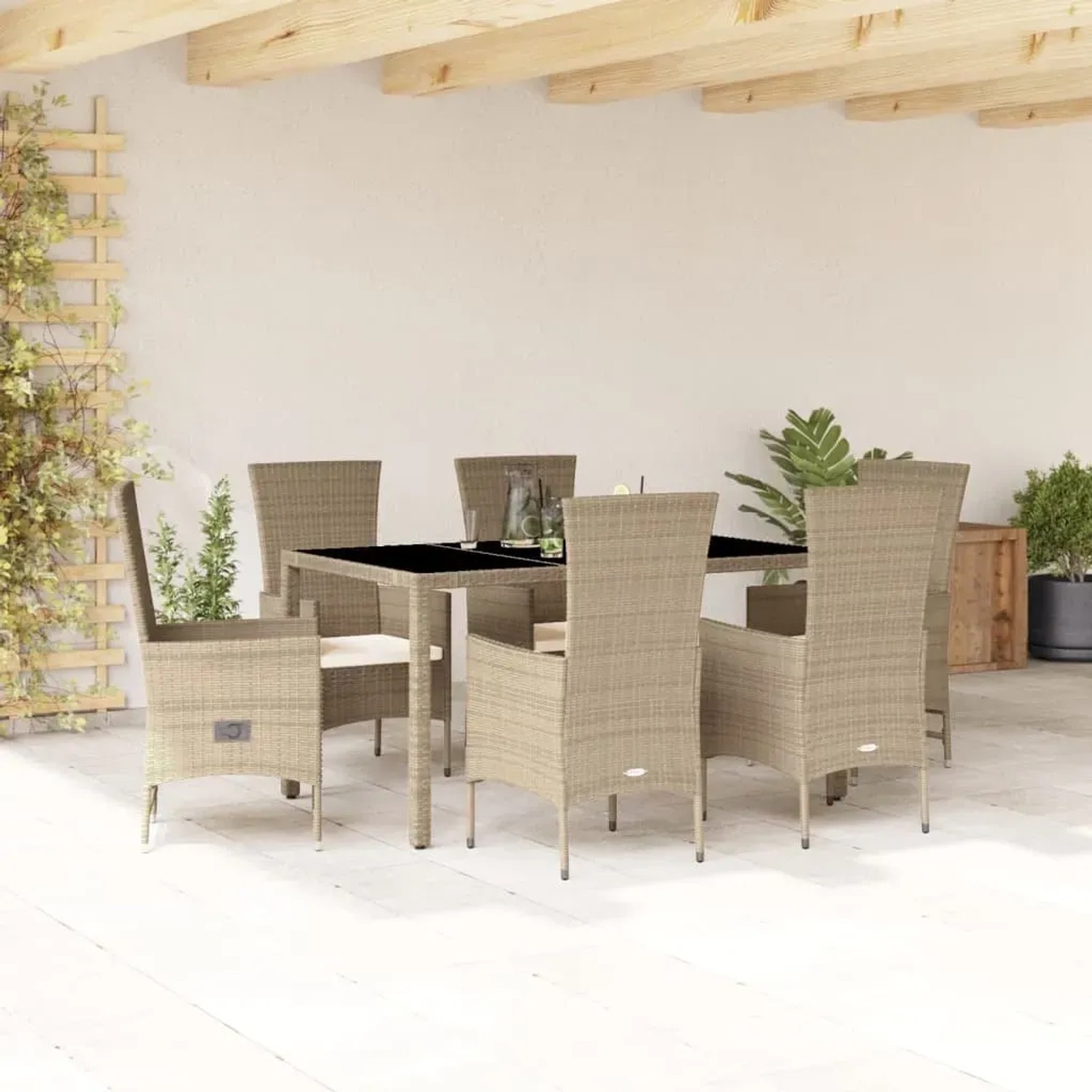 7-tlg. Garten-Essgruppe mit beigen Polyrattan-Stühlen, Tisch mit Glasplatte und cremefarbenen Kissen.