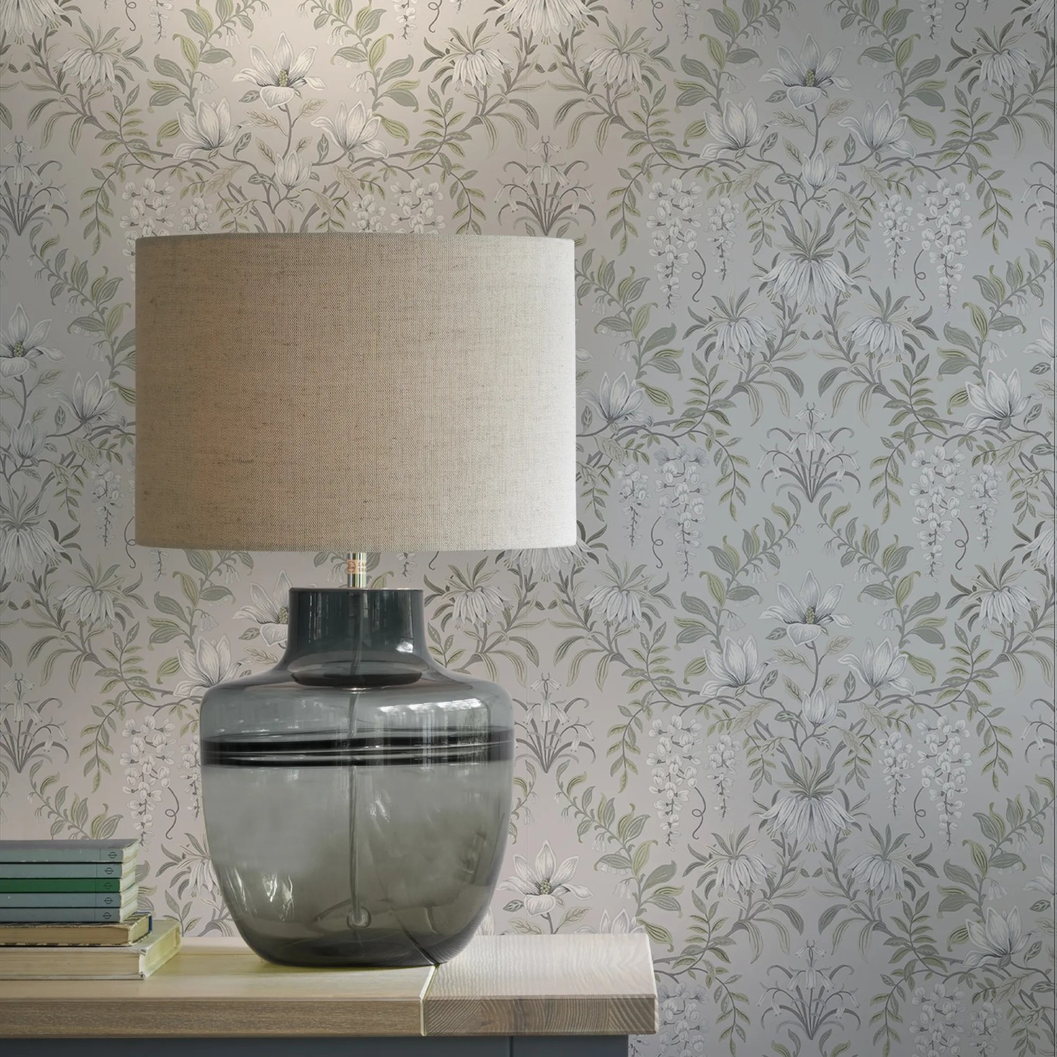 Laura Ashley Vliestapete Parterre Sage mit floralem Muster in Salbeigrün und Weiß.