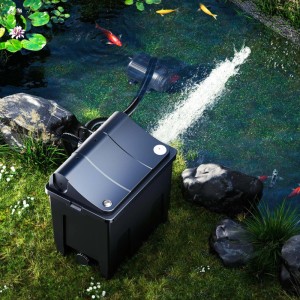SunSun Biofilter CBF-200T mit Pumpe im Teich, Wasserfontäne sichtbar.