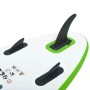 Drei schwarze Finnen auf einem grün-weißen aufblasbaren SUP-Board. Eine große, abnehmbare Finne für Stabilität beim Wassersport.