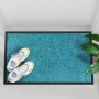Türkise Karat Schmutzfangmatte Rhine, 60x90 cm, mit schwarzen Rand und Schuhen.