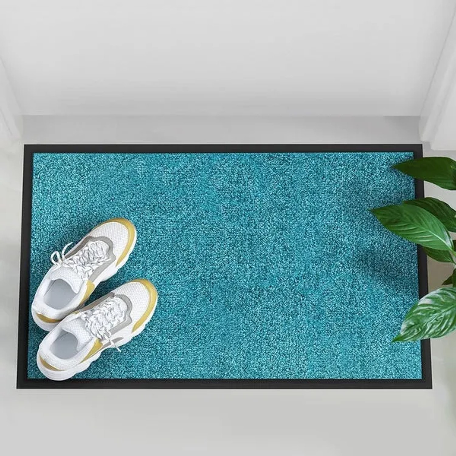 Türkise Karat Schmutzfangmatte Rhine, 60x90 cm, mit schwarzen Rand und Schuhen.
