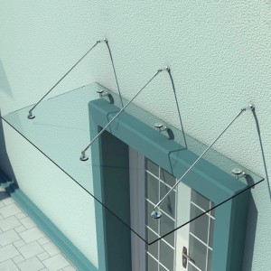Modernes Glasvordach aus VSG mit Edelstahlhalterungen über einer Haustür. Transparentes Fenster-Zubehör für Wetterschutz.