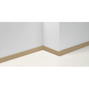 Parador Sockelleiste SL 5 wasserfest, Eiche D020, an weißer Wand und Boden.