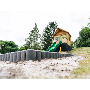Axi Spielhaus Max mit Rutsche, Leiter und Sandkasten in Braun/Grün. Spielturm im Comic-Stil für Kinder.
