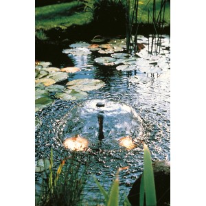 Ubbink Elimax 2000 Springbrunnenpumpe im Gartenteich mit Fontäne und Seerosen.