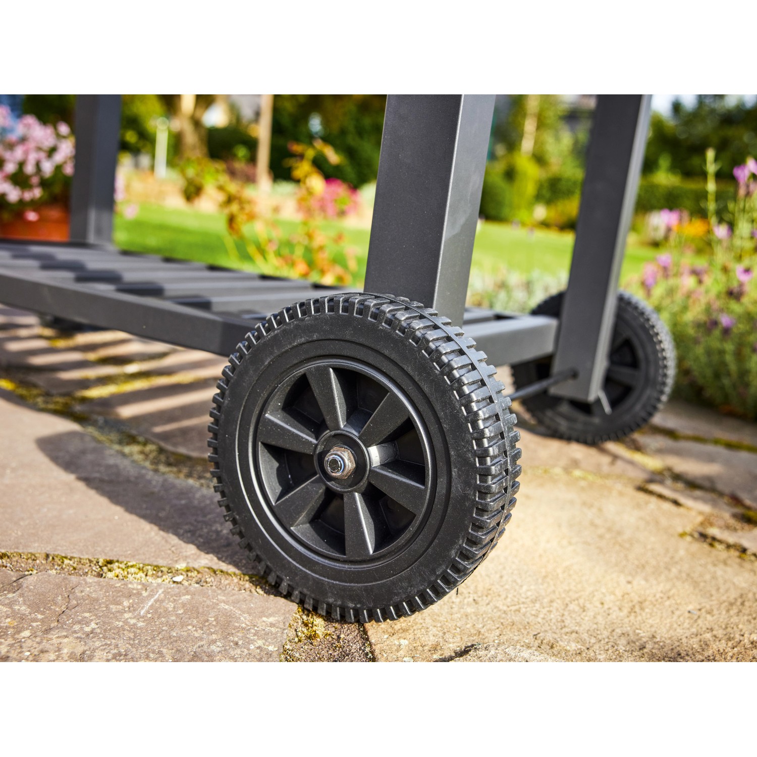 Detailaufnahme der Räder des Jamestown Holzkohle-Grillwagens Jaxon.