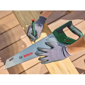 Bosch Handsäge DIY 400 mm beim Anzeichnen eines Holzbretts mit Bleistift.