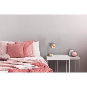 Näve Tischleuchte Libby, 39 cm, amberfarbenes Glas, Messingoptik, auf Nachttisch im Schlafzimmer.