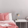 Näve Tischleuchte Libby, 39 cm, amberfarbenes Glas, Messingoptik, auf Nachttisch im Schlafzimmer.