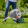Gardena CleverRoll L Easy Metall Schlauchwagen im Garten, robust und standsicher.