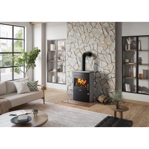Justus Agero 2.0 Kaminofen mit Specksteinverkleidung in Schwarz-Grau (7 kW) im Wohnraum.