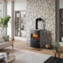 Justus Agero 2.0 Kaminofen mit Specksteinverkleidung in Schwarz-Grau (7 kW) im Wohnraum.