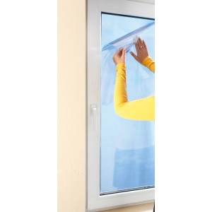 Anbringen der Sonnenschutzfolie (92x200 cm) am Fenster für UV-Schutz und angenehme Raumtemperatur.