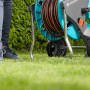 Gardena CleverRoll M Easy Schlauchwagen-Set mit 20m Schlauch auf Rasen.