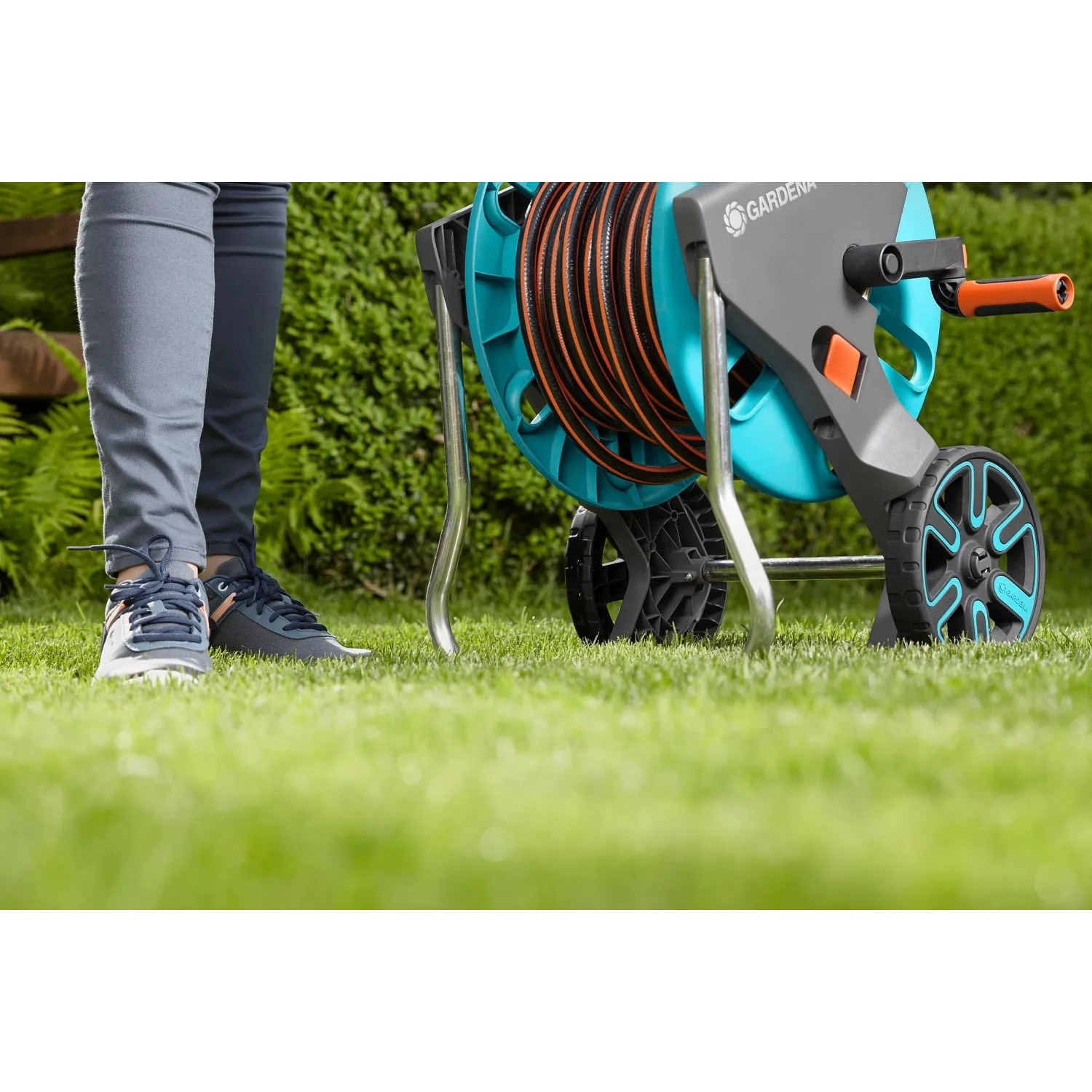 Gardena CleverRoll M Easy Schlauchwagen-Set mit 20m Schlauch auf Rasen.
