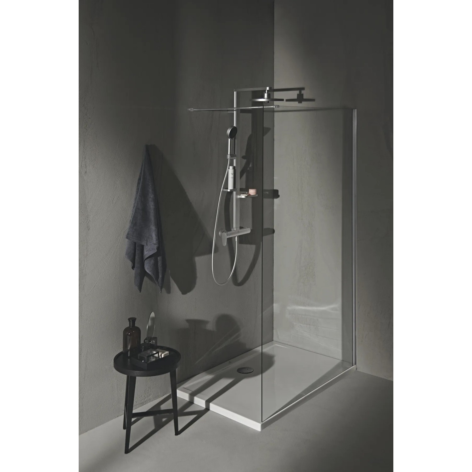 Ideal Standard Duschsystem mit Kopf- und Handbrause in Silber im modernen Bad.