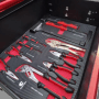 Offene Schublade eines Werkstattwagens mit diversen Werkzeugen (Zangen, Schraubendreher, Hammer).