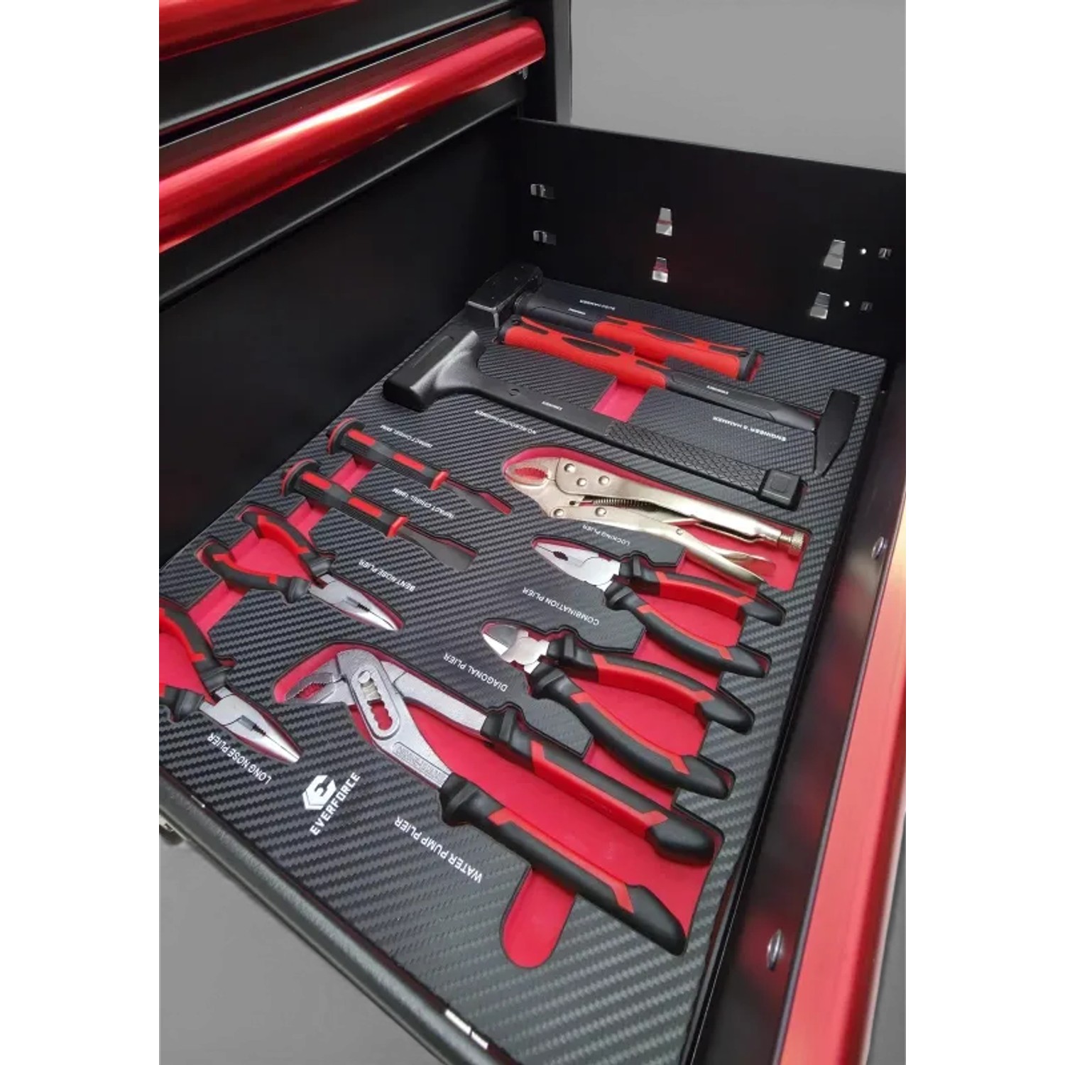 Offene Schublade eines Werkstattwagens mit diversen Werkzeugen (Zangen, Schraubendreher, Hammer).