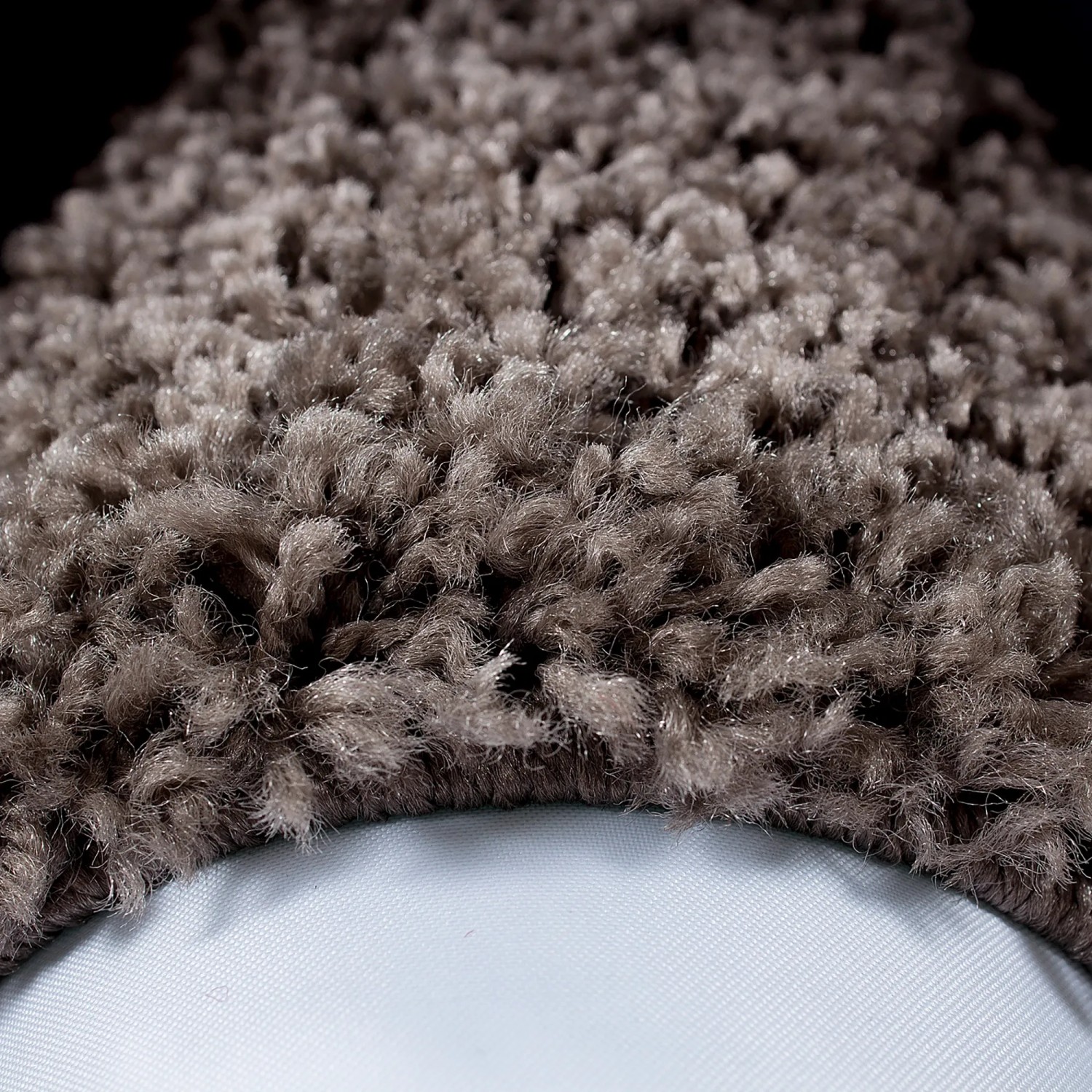 Nahaufnahme des Ayyildiz Hochflorteppichs Life in Taupe. Die flauschige, dichte Shaggy-Textur und der weiche Flor sind sichtbar.