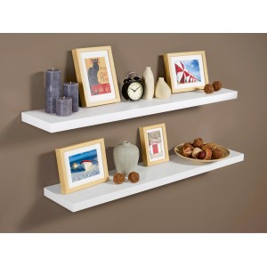 Zwei weiße Regalböden Carlton Hochglanz mit Deko an brauner Wand.