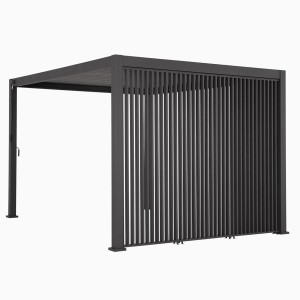Terrassenüberdachung mit Vertical Wand 113 cm aus Aluminium mit vertikalen Lamellen für Privatsphäre.
