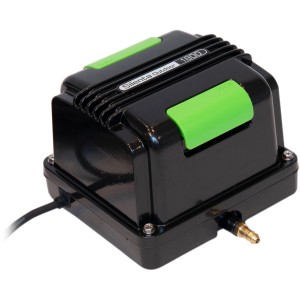 Velda Silenta Outdoor 1800 Teichbelüftungspumpe in Schwarz mit grünen Akzenten.