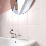 Badezimmer mit Fliesenlack in Magnolie seidenmatt von Alpina, renovierte Fliesenwand.