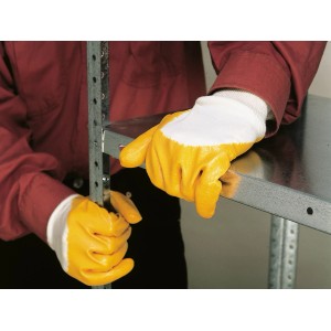 LUX Allroundhandschuhe Comfort Gr. 7 beim Aufbau eines Regals. Arbeitshandschuhe mit Nitrilbeschichtung.