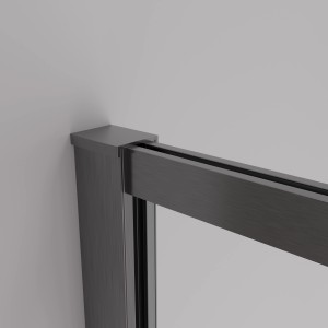 Detailaufnahme der grauen baliv Walk-In Seitenwand mit Industrial Aluminium Rahmen.