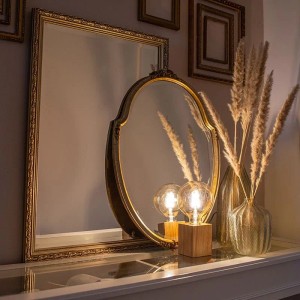 QAZQA Tischlampe Block aus Holz, naturfarben, neben Spiegel und Deko.