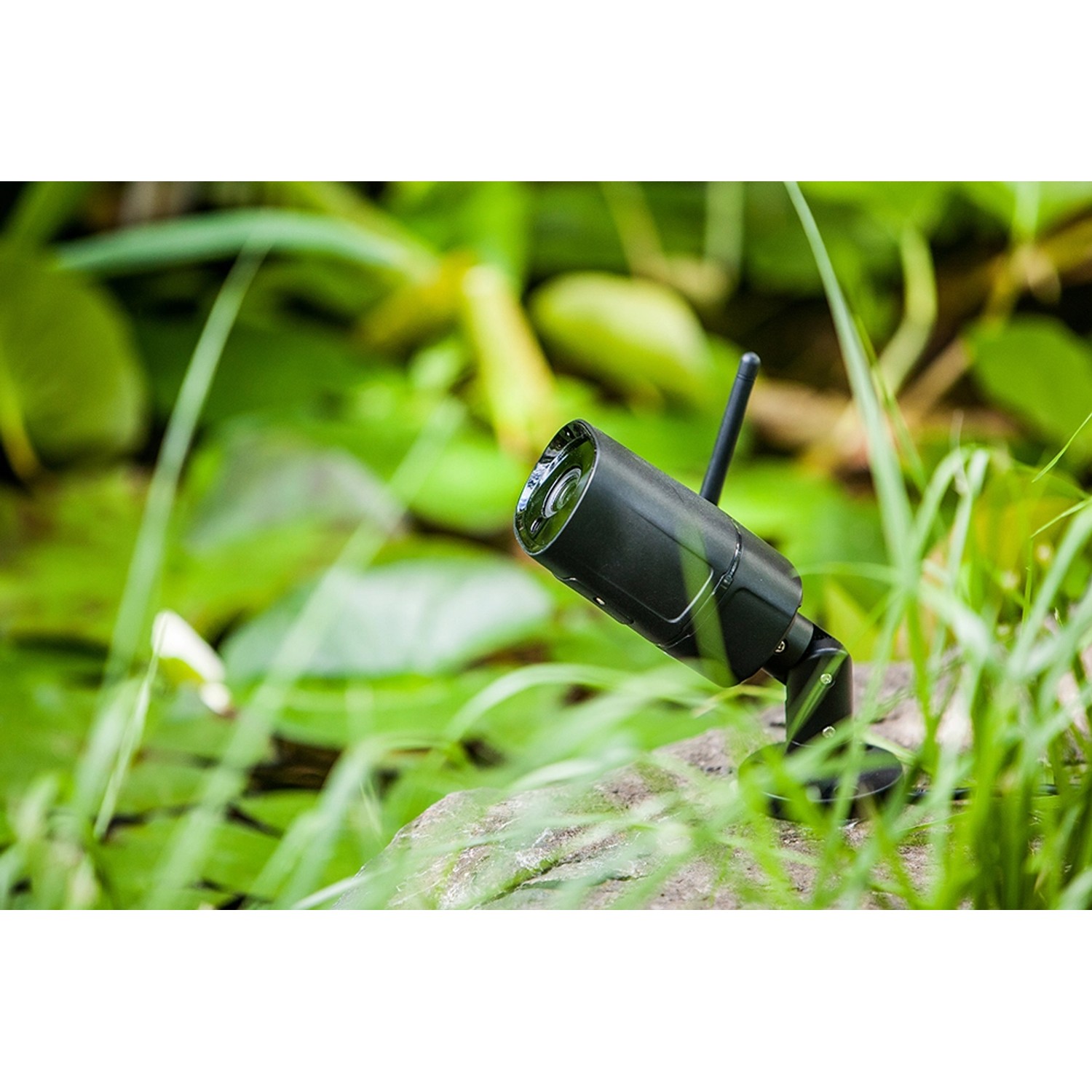 Summer Fun Smart Garden Cam: Schwarze Outdoor WLAN-Kamera zur Gartenüberwachung.