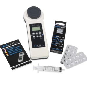 Water-i.d. PoolLab 1.0 Poolwassertester mit Zubehör wie Tabletten und Spritze.