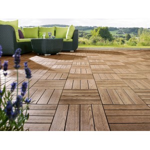 Verlegte, braune WPC Klickfliesen in Holzoptik auf einer Terrasse mit Gartenmöbeln.