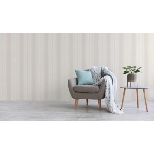 Beige Streifentapete „Nino“ von Tadessi an der Wand, kombiniert mit Sessel und Deko.