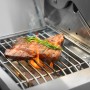 Saftiges Steak auf dem Taino Platinum Gasgrill mit Rosmarin, Flammen sichtbar.