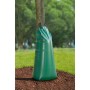 Grüner 100 l Tropfbewässerungssack am Baumstamm für Micro-Drip-Systeme.